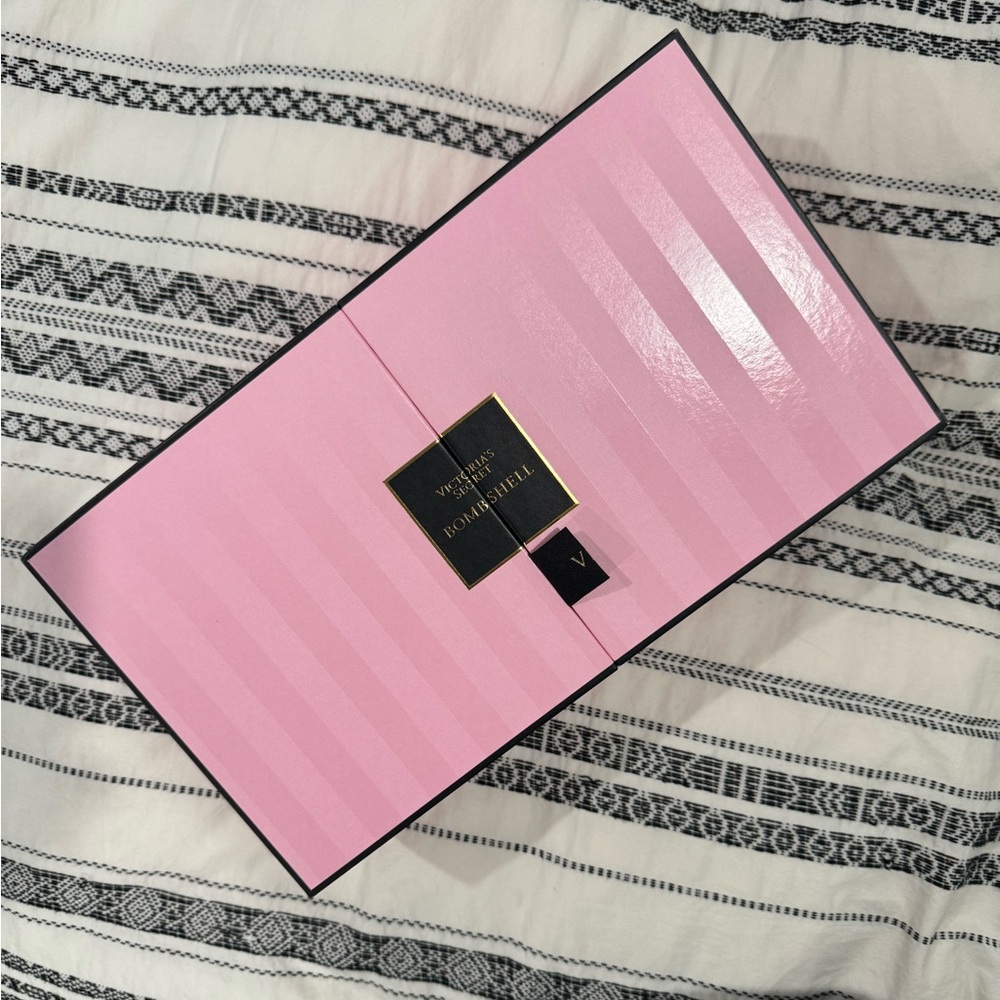 Victoria Secret bombshell fragrance gift set - Picture 2 of 2